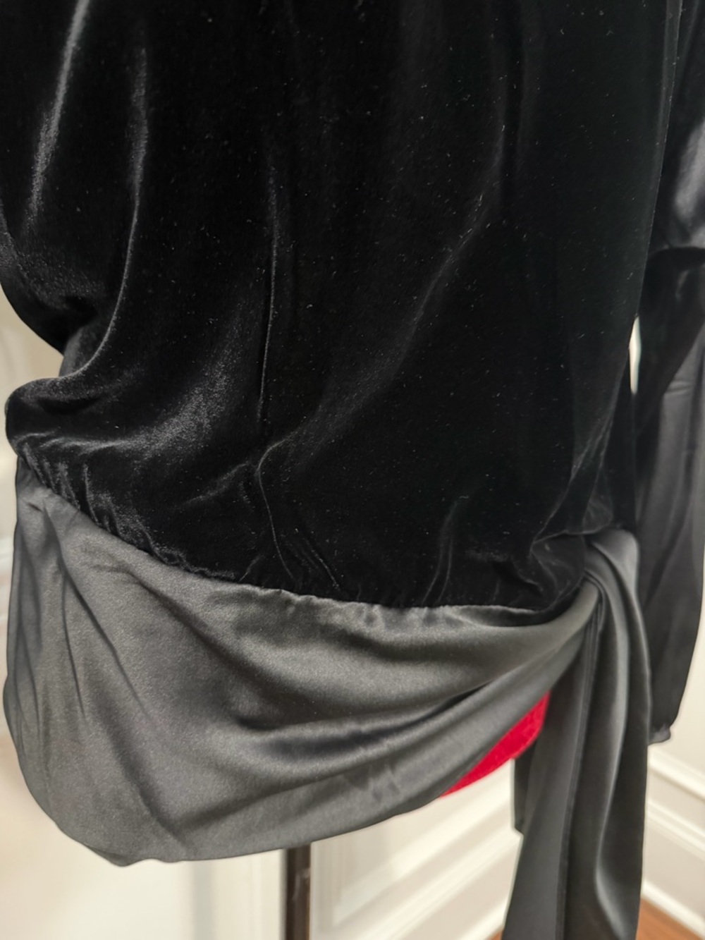 Vintage 1980-1990 Levante black velvet and satin evening blouse. - Picture 4 of 8